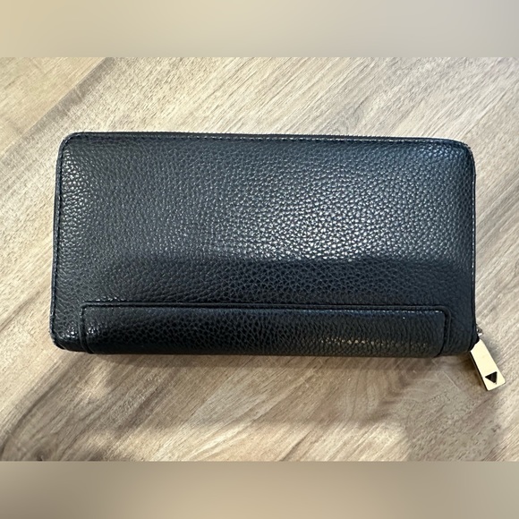 GUESS Wallet - Picture 2 of 4